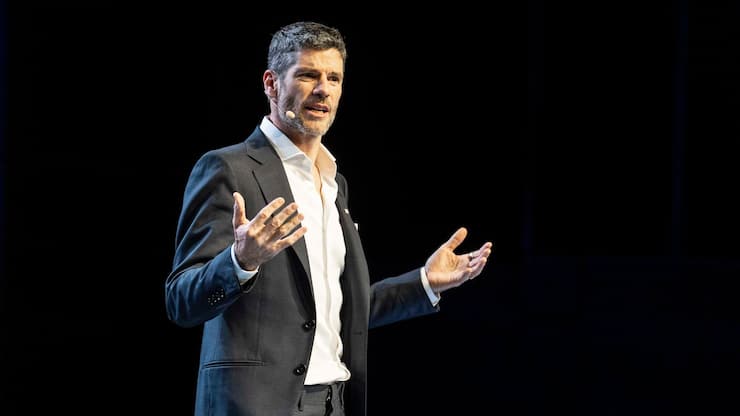 09.01.2025; Zurich: Julius BÃ¤r - Town Hall. Â© Valeriano Di Domenico Stefan Bollinger beim Townhall und wÃ¤hrend dem Rundgang in den BÃ¼ros von Julius BÃ¤r im Januar 2025.