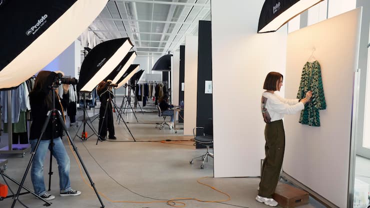 FOTOS FÜR DIE VERKAUFSKANÄLE In der Inditex-Zentrale werden neue Kollektionen fotografiert. Hier ein Kleid der grössten Konzernmarke Zara.