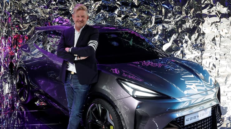 Wayne Griffiths, wie üblich in Sneakers und Thom-Browne-Sakko, kürzlich bei der Präsentation des elektrischen Cupra Raval. Und Griffiths hat noch grosse Pläne für neue Modelle – auch Sportwagen.