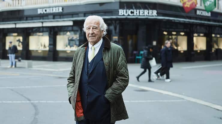 lizenz zum GeldverteilenUrs Mühlebach vor dem Bucherer-Gebäude am Schwanenplatz in Luzern.