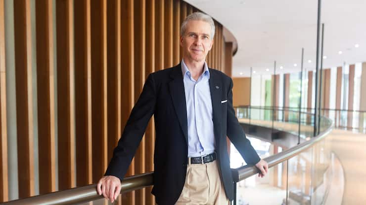 AllrounderChristian Kälin vermittelt nicht nur Pässe, sondern auch Fachärzte. Zudem besitzt er eine Schokoladen­fabrik und sucht ­Lösungen für die globale Migrationskrise.