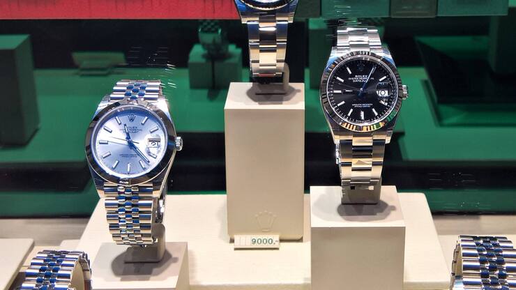 Die Rolex SA ist eine unabhaengige Uhrenmanufaktur mit Hauptsitz in Genf Schweiz. Die Uhren-Manufaktur stellt mechanische Armbanduhren im Luxussegment her und wird wie die Zweitmarke Tudor zu 100 Prozent von der Hans Wilsdorf Stiftung kontrolliert. Rolex ist wahrscheinlich die bekannteste Uhrenmarke der Welt