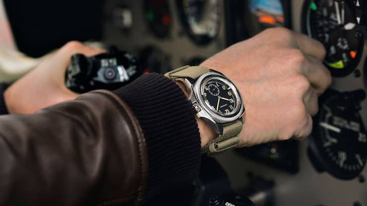 Longines Pilot Majetek am Handgelenk eines Piloten.