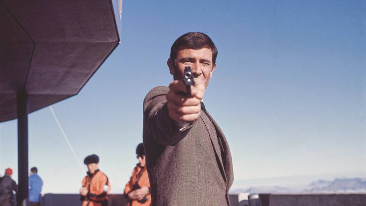 George Lazenby alias Agent 007 schiesst scharf in «Im Geheimdienst Ihrer Majestät».