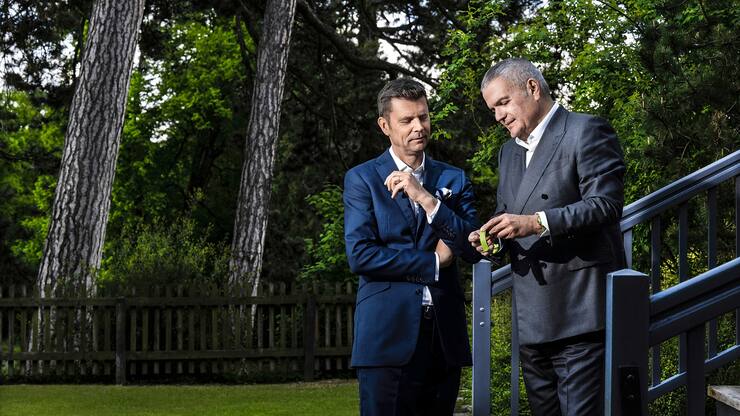 Hublot-Chef Ricardo ­Guadalupe erklärt Nespresso-Chef Guillaume Le Cunff (l.) die Finessen der gemeinsam ent­wickelten Uhr, die zum Teil aus Kaffeekapseln und -satz gefertigt wurde.