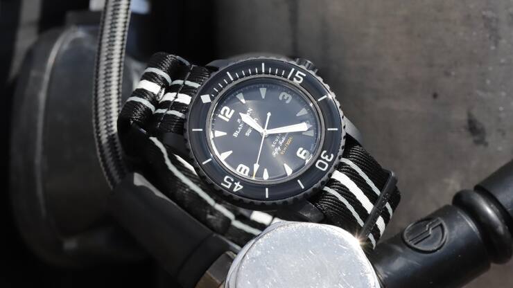 Die zweite «Collab» von Swatch mit einer Konzernmarke resultierte 2023 in der Scuba Fifty Fathoms – einem Modell, das es aktuell in sechs Ausführungen gibt (hier abgebildet die «Ocean of Storms» von Januar 2024). 