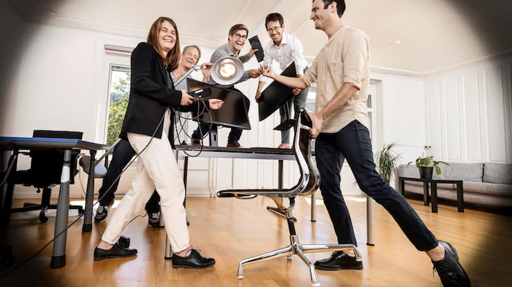 Eturnity vlnr: Doris Frehner,Â Philipp Eisenring (gestreiftes Hemd),Â Matthias Wiget (graues Hemd),Â Benedikt Sutter (weisses Hemd),Â Roger Sutter (gelbliches Hemd).