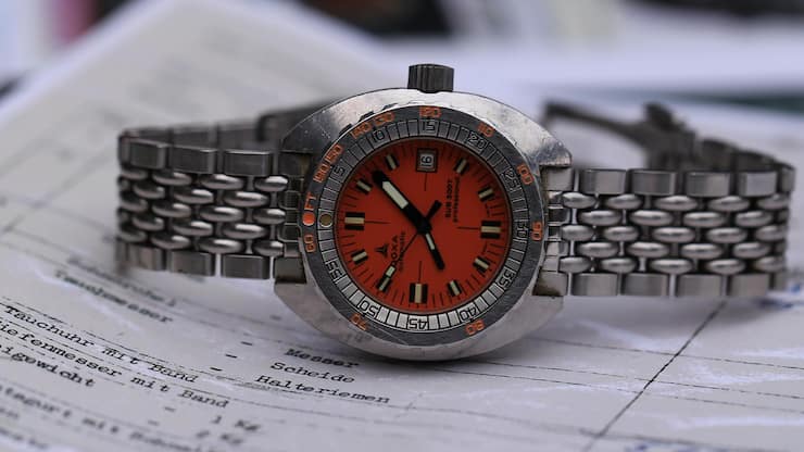 Während rund zehn Jahren erhielten Schweizer Soldaten für den Einsatz unter Wasser eine auf dem Gehäuseboden entsprechend gekennzeichnete SUB 300T Professional von Doxa – die Uhren wurden sichtlich nicht geschont.