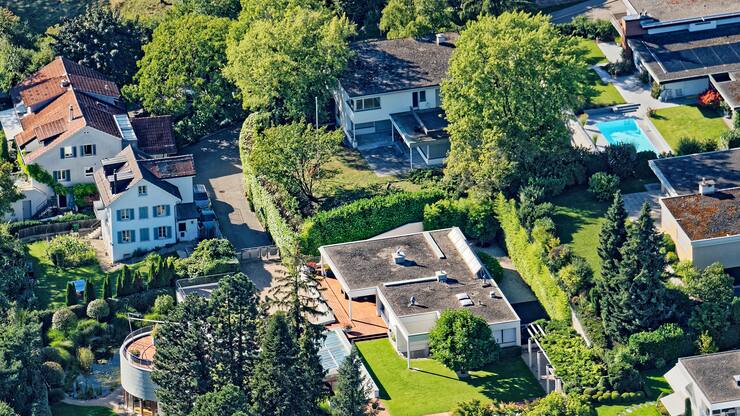 Das Grundstück von Iqbal Khan (im Bild in der Mitte oben) in Herrliberg über dem Zürichsee grenzt direkt an jenes von Tidjane Thiam, CEO der Credit Suisse (in der Mitte unten).