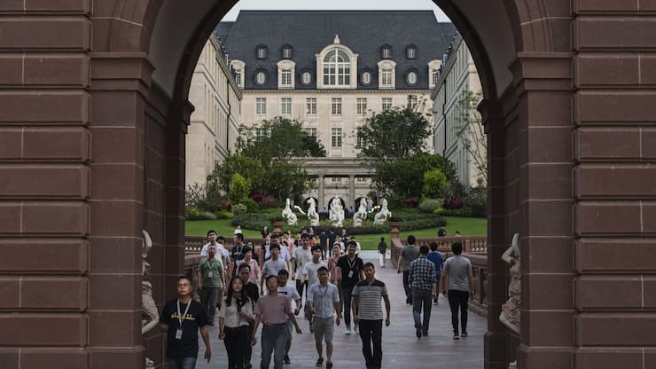 Auf seinem neuen Ox Horn Campus bei Shenzhen hat Huawei sein Forschungs- und Entwicklungszentrum in aufwendigen Nachbauten von zwölf europäischen Sehenswürdigkeiten beziehungsweise Regionen untergebracht