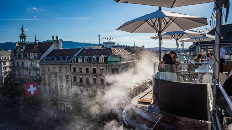 ZÜRICH (PLATZ 1) Hoch oben: urbane Lässigkeit im Rooftop Restaurant an der ZürcherBahnhofstrasse.