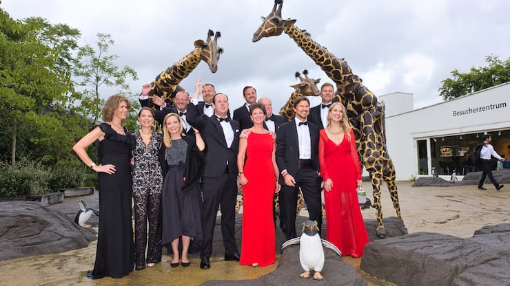 Das ZooFäscht-Komitee mit Giraffen: Monika Kern; Andrea Bodmer; Beryl Kern; Daniel Lüscher; Adrian Messerli; Nico J- Maeder; Beatrice Hirzel; Derek Tanner; Jürg Welti; Christoph Richterich; Fabian Gruber; Katja Hahnloser