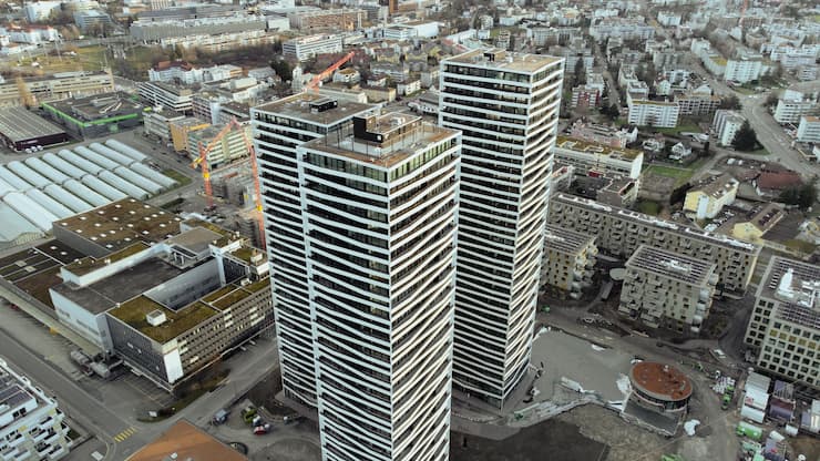 Foto: Linda KÃ¤sbohrer. 25.12.2023. Stettbach/DÃ¼bendorf. HochhÃ¤user Three Points, JaBee-Tower, 2 Sides und Helsana GebÃ¤ude.