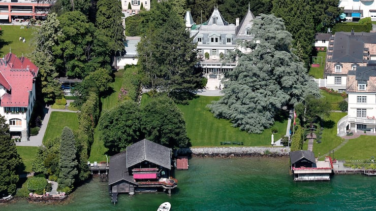 Wer legt da an bei Tina Turner, die sich in einem der stimmungsvollsten Haus in Kuesnacht am Zuerichsee eingemietet hat ?Aufnahme vom 28. Juni 2009.Bild:reportair.ch