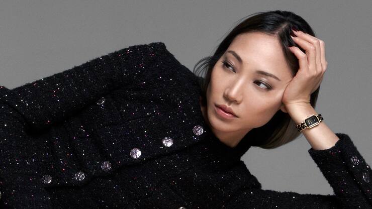 Liegende Frau, stützt ihren Kopf mit der Hand ab, an der sie die Neuauflage der Uhr Première trägt.