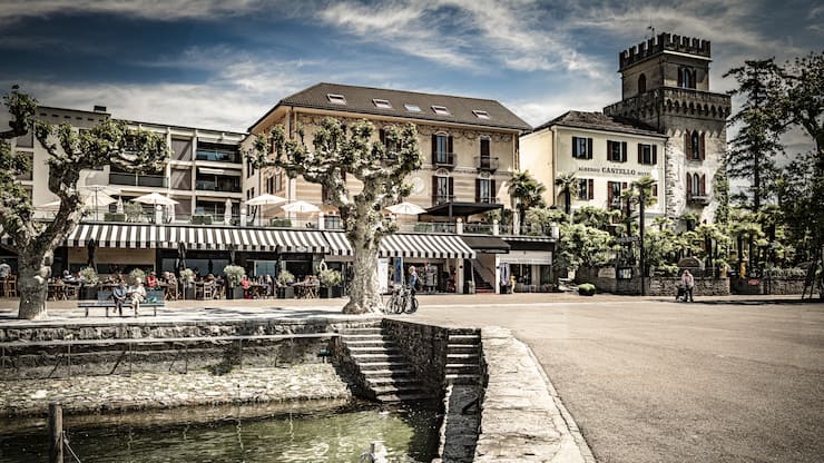 Ascona TI: An der Uferpromenade des Lago Maggiore scheint die Sonne vier Stunden länger als in Zermatt.