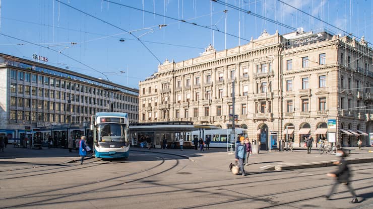 12.11.2020, ZÃ¼rich, Finanzmarkt Schweiz und Banken, Paradeplatz mit Credit Suisse Hauptsitz (rechts) und UBS UBS-GeschÃ¤ftsstelle (links).