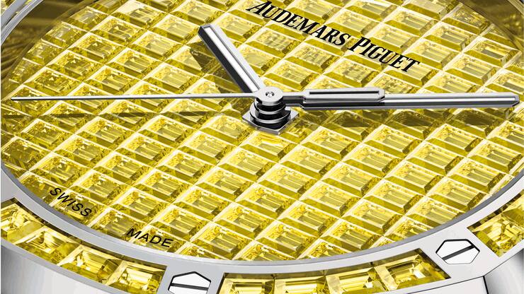 Nahaufnahme der Audemars Piguet Royal Oak mit gelben Diamanten.