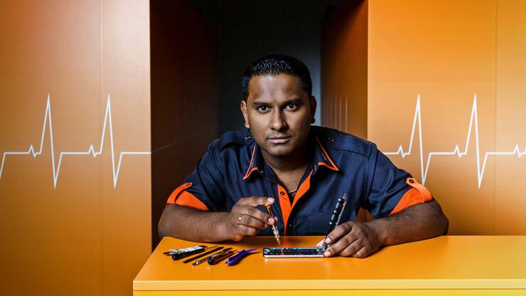Handy-Doktor Jonathan Mariampillai flÃ¼chtete mit seinen Eltern als 9-JÃ¤hriger von Sri Lanka in die Schweiz. Heute ist er 32 und ein erfolgreicher Unternehmer mit 26 iPhone Klinik Filialen in der ganzen Schweiz.  Foto: Nicolas Zonvi 24.10.17 ZÃ¼rich HB