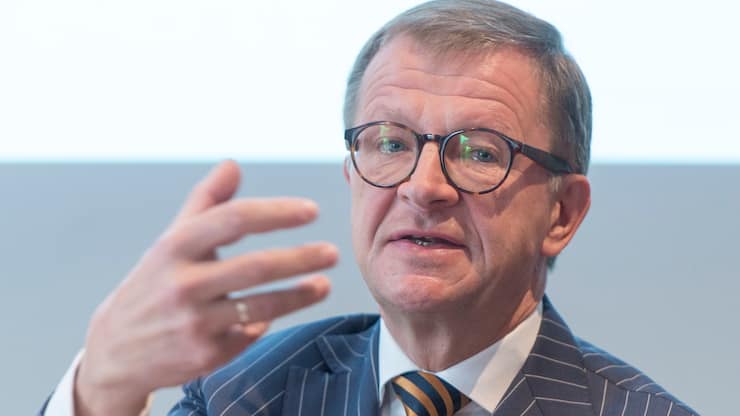 Joerg Wolle, CEO DKSH Holding, spricht an der Bilanzmedienkonferenz des Handels- und Dienstleistungsunternehmens DKSH, am Montag, 8. Februar 2016, in Zuerich. (KEYSTONE/Nick Soland)..