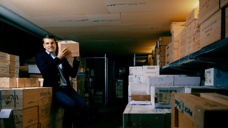 Mathias Imbach in seinem Weinkeller.