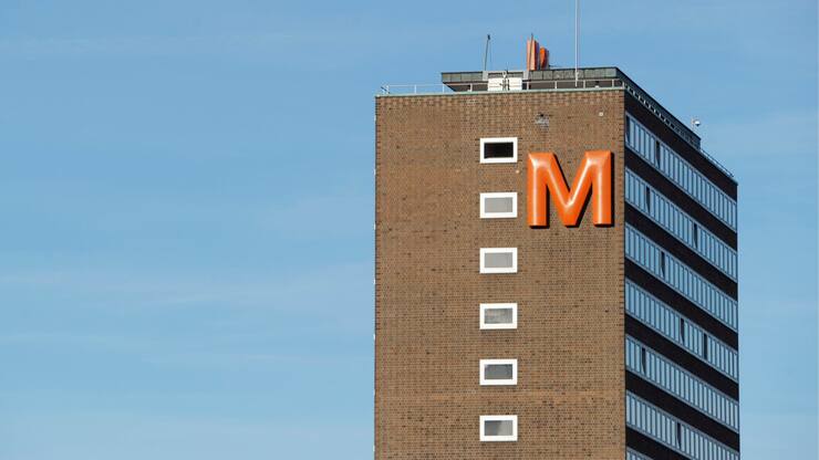 Das Migros Hochhaus in Zuerich, aufgenommen am Donnerstag, 4. November 2010. (KEYSTONE/Steffen Schmidt)