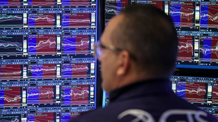A Trader works on the floor of the New York Stock Exchange (NYSE) in New York on November 21, 2025. Wall Street stocks rebounded early Friday after a Federal Reserve official's remarks reignited hopes of a third consecutive US interest rate cut in December. (Photo by ANGELA WEISS / AFP)