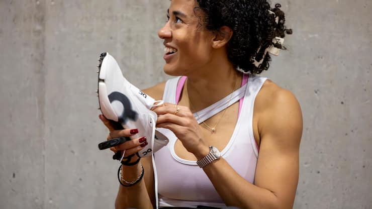  Foto: Benjamin Soland, 15.12.2025, Bern (BE): Leichtathletik. HÃ¼rden Weltmeisterin Ditaji Kambundji testet die ON-Schuhe im Sprinttunnel. 