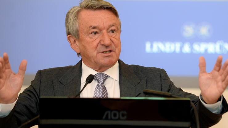 Ernst Tanner, CEO Lindt & Spruengli orientiert an einer Medienkonferenz in Kilchberg (ZH) am Dienstag. 8. Maerz 2016, ueber das vergangene Geschaeftsjahr. Der Schokoladenhersteller Lindt und Spruengli hat seinen Wachstumskurs 2015 trotz des starken Frankens, hoher Rohstoffpreise und eines warmen Sommers fortgesetzt. Der Hersteller von Goldhasen und Lindor-Kugeln legte sowohl beim Umsatz und beim Gewinn deutlich zu. (KEYSTONE/Walter Bieri)