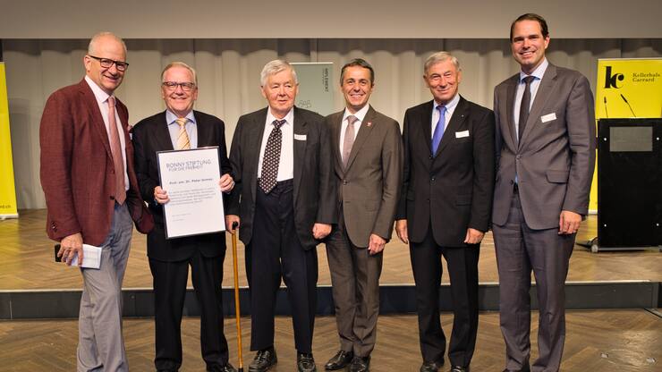 Etienne Jornod, Bonny Preis für die Freiheit; Peter Gomez, Preisträger; Jean-Pierre Bonny, Preis Stifter; Ignazio Cassis, Bundesrat; Gerold Bührer, Bonny Preis für die Freiheit; Beat Brechbühl, Kellerhals Carrard