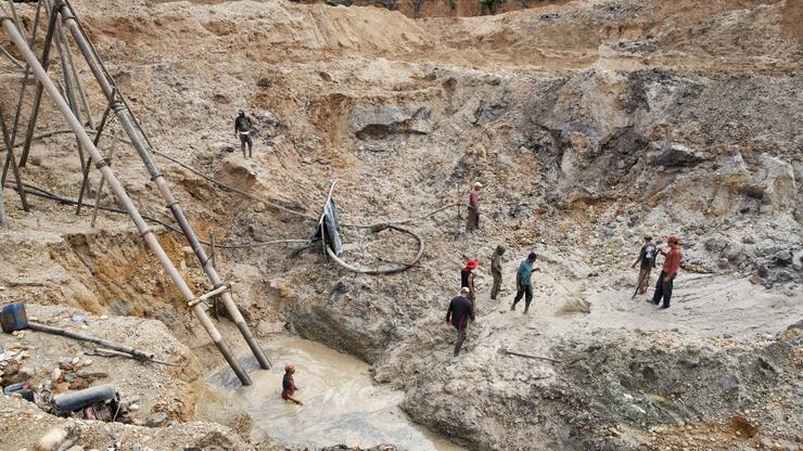 BLEI UND CYANIT gehören zum industriellen Goldabbau dazu. In Kolumbien (Foto) wird Gold dazu verwendet, Geld aus dem Drogenverkauf zu waschen.