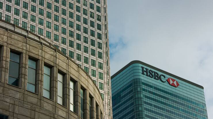 CANARY WHARF, LONDON, UNITED KINGDOM - 2017/09/20: Reuters headquarters left, HSBC headquarters, right,  from Reuters Square.  Stands in the Canary Wharf financial, business and shopping district in London, U.K. (Photo by Brais G Rouco/SOPA Images/LightRocket via Getty Images)