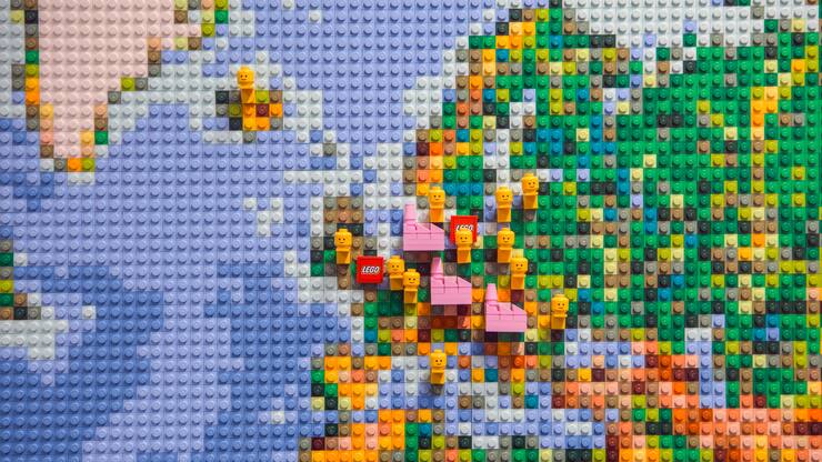 Lego goes Bio2024 stellten die Dänen eine Billion Steine aus Plastik her. Nun investiert Lego in grossem Stil in nachhaltige Materialien.