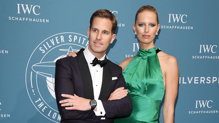 IWC-CEO Christoph Grainger-Herr, flankiert von Supermodel Karolína Kurková, an einem Spitfire-Event 2019.