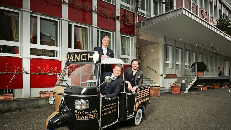 Rudi Bindella (oben) mit Rudi jr. (vorne) und Adrian vor dem Hauptsitz an der Hönggerstrasse in Zürich.