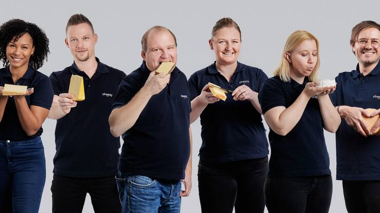 Michel Sägesser (3. v.l.) und sein Team suchen stets die besten Käsesorten.