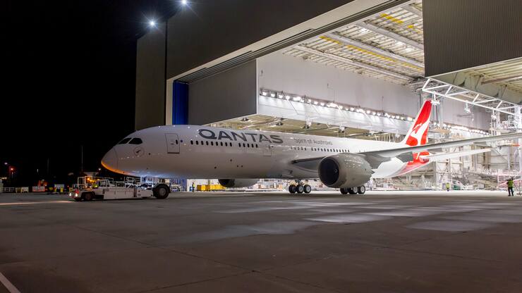 787-9 QAN #615-ZB269_ Paint Hangar Roll-Out