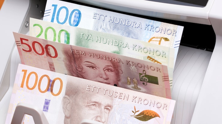 Schwedische Banknoten in einer Notenzählmaschine. 