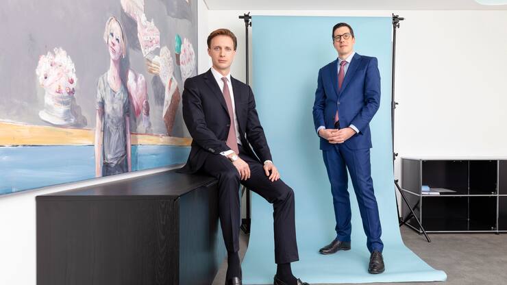 flexsuisse.com Gründer Richard Ossen (Links) und Reto Picenoni (rechts) Kunstwerk im Bild von Robert Indermaur Sweet Dreams II, 2010, Oel auf Baumwolle