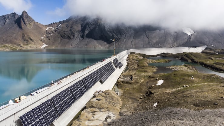 Blick auf die Baustelle von "Alpin Solar", aufgenommen am Donnerstag, 19. August 2021, in Linthal. Der Stromkonzern Axpo baut an der Muttsee-Staumauer die groesste alpine Solaranlage der Schweiz. 4872 Solarmodule sollen installiert werden. (KEYSTONE/Gian Ehrenzeller)..