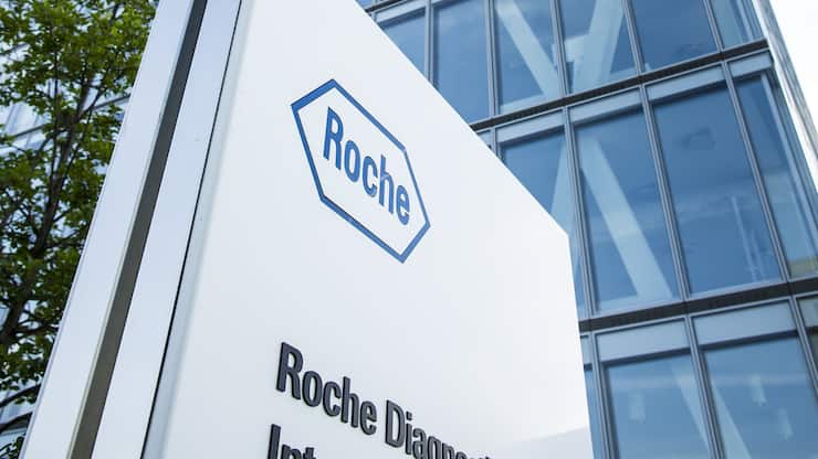 Roche-Logo vor einem Gebäude in Rotkreuz