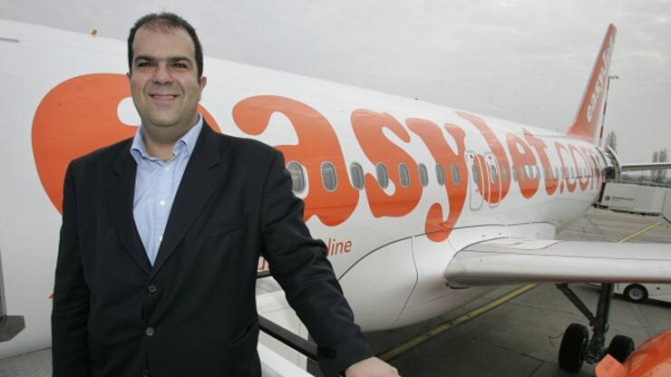 (GERMANY OUT) Stelios Haji-Ioannou, Unternehmer, Manager, Grossbritannien - Gruender und Mitinhaber der Billigairline easyjet vor einem Airbus seiner Fluggesellschaft easyjet auf dem Flughafen Berlin-Schoenefeld (Photo by Eckel/ullstein bild via Getty Images)