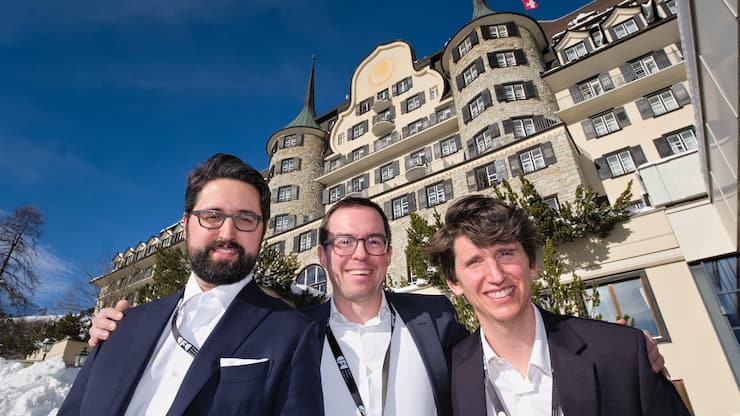 Traumwetter im Engadin, vor dem Suvretta House:Luzius Meissner, Bitcoin Association Switzerland;Tobias Reichmuth, Initiator &  PrÃ¤sident, CFC;Nicolo StÃ¶hr, CEO, CFC