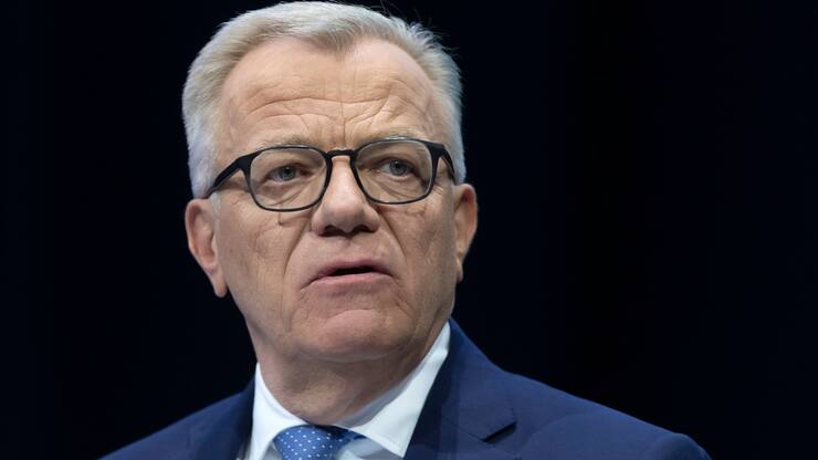 Hansueli Loosli, Praesident des Verwaltungsrates, spricht an der 21. ordentlichen Generalversammlung der Swisscom AG in der St. Jakobshalle in Basel, am Dienstag, 2. April 2019. (KEYSTONE/Georgios Kefalas)