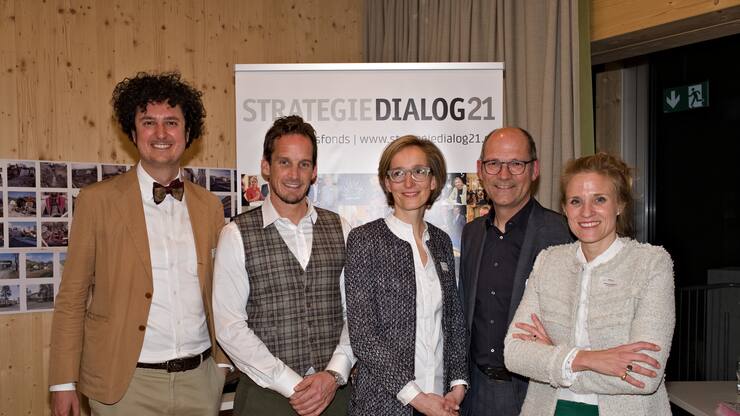 Die Teilnehmer der Paneldiskussion Nicola Forster, Gründer & Präsident, foraus Forum Aussenpolitik; Patrick Fischer, Coach der Eishockey-Nationalmannschaft; Mélanie Eppenberger, VRP, Toggenburg Bergbahnen AG; Daniel Fässler, Landammann Appenzell Innerrhoden; Nathaly Bachmann, Geschäftsführerin StrategieDialog21 & CEO, Essence Relations GmbH