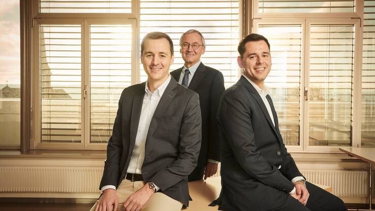 Olivier, Daniel und Marc Schluep sitzen nebeneinander.