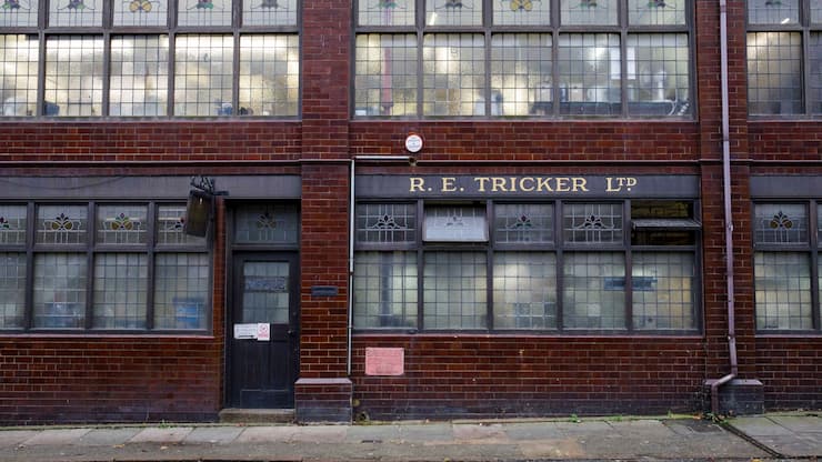 Tricker’s ist seit 1829 am Markt und königlicher Hoflieferant. Hinter diesen Fenstern geht es höchst traditionell zu.