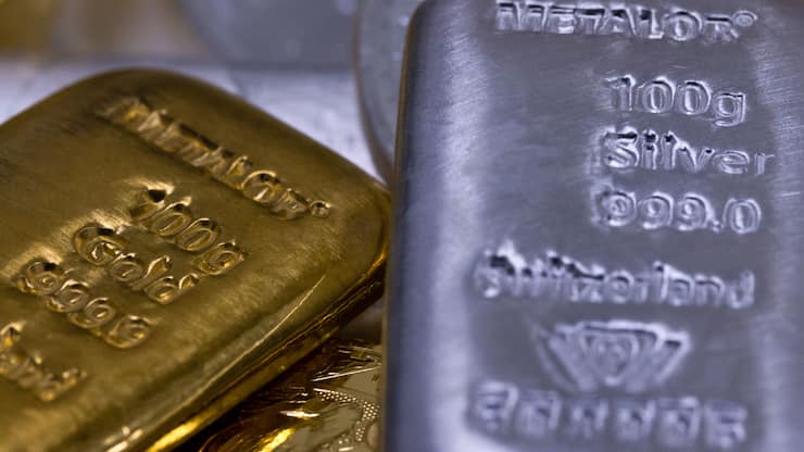 Ein 100-Gramm-Goldbarren und ein 100-Gramm-Silberbarren. (Mai 2024)