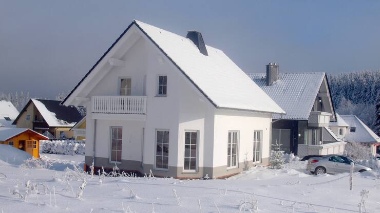 Einfamilienhaus im Winter: Beim Kauf von Immobilien lauern viele Tücken.