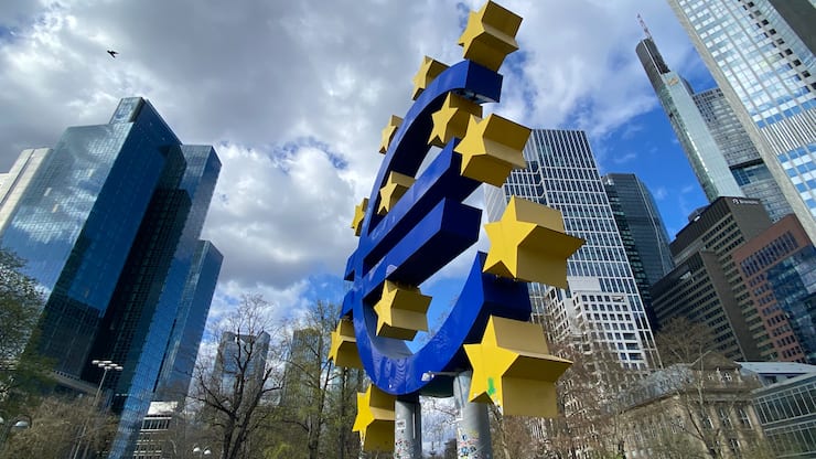 Euro-Skulptur vor dem ehemaligen Sitz der Europäischen Zentralbank in Frankfurt.